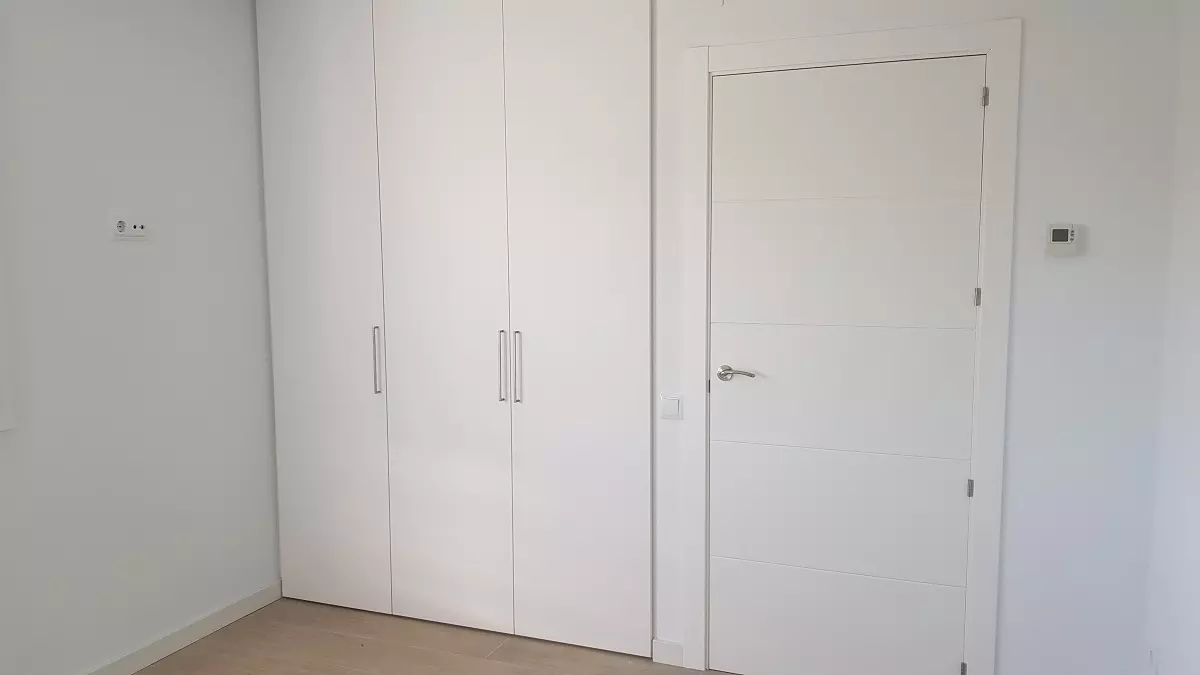 puerta y armarios empotrados blancos Armarios empotrados Ciudad Real