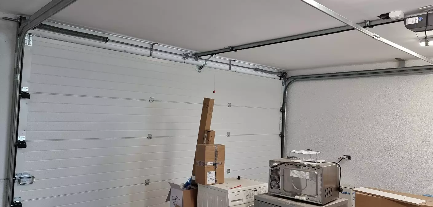 puertas-garaje-imagen Instalación canales eléctricas fabricas